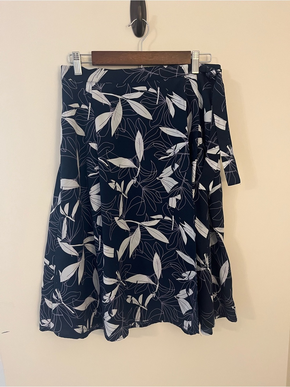 Banana Republic Black & White Leaf-Print A-Line Skirt